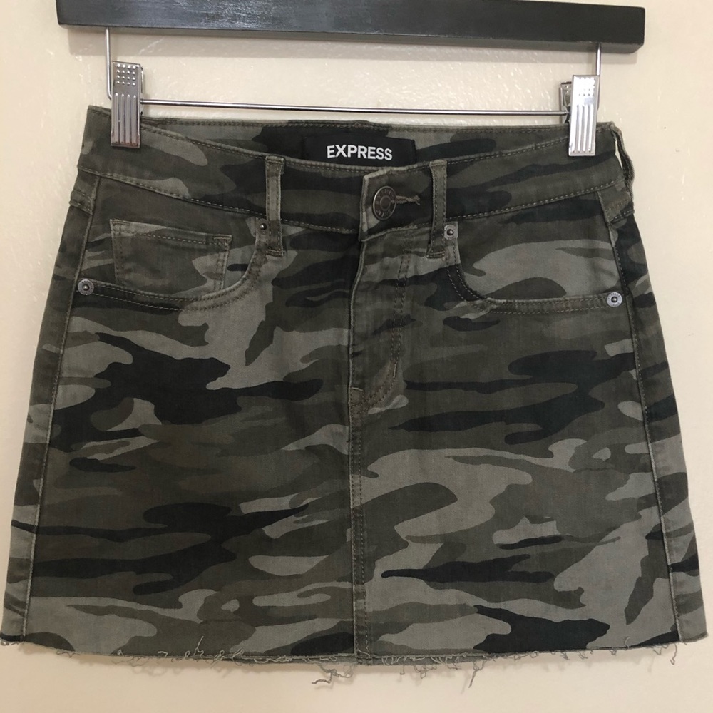 Mid Rise Camo Mini Skirt